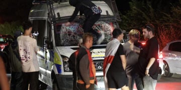 Καταστροφές σε βαν της αστυνομίας κατά τη διάρκεια των επεισοδίων στο Έπινγκ (πηγή: Χ / 
UK News in Pictures)