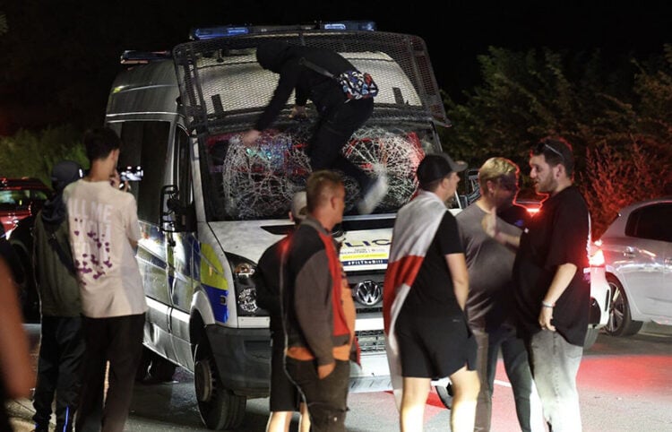 Καταστροφές σε βαν της αστυνομίας κατά τη διάρκεια των επεισοδίων στο Έπινγκ (πηγή: Χ / 
UK News in Pictures)