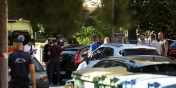 Έρευνες στο σημείο όπου βρέθηκε ο νεκρός άντρας (φωτ.: ΑΠΕ-ΜΠΕ / Γιώργος Βιτσάρας)