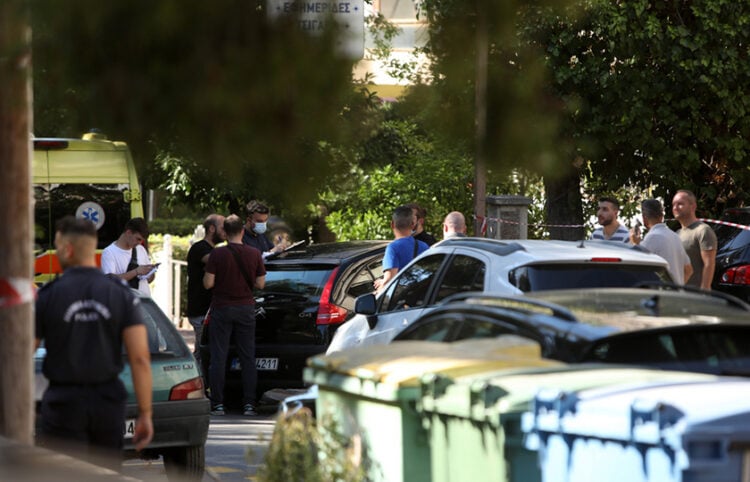 Έρευνες στο σημείο όπου βρέθηκε ο νεκρός άντρας (φωτ.: ΑΠΕ-ΜΠΕ / Γιώργος Βιτσάρας)