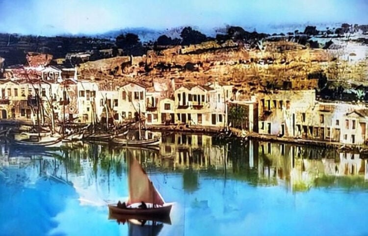 Η είσοδος του λιμανιού της Αγίας Παρασκευής, πριν από το 1922. Διακρίνεται ένα μικρό μέρος της γειτονιάς Ταλιάνι, η οποία ήταν μια από τις καλύτερες του χωριού, με καπετανόσπιτα (πηγή: stonisi.gr)