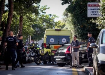 Αστυνομικοί και ασθενοφόρο στο σημείο της δολοφονίας στην Αγία Παρασκευή (φωτ.: EUROKINISSI/Σωτήρης Δημητρόπουλος)