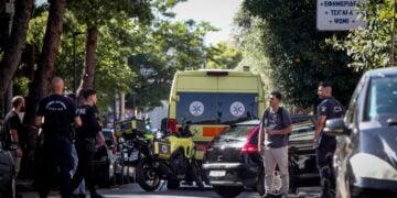 Αστυνομικοί και ασθενοφόρο στο σημείο της δολοφονίας στην Αγία Παρασκευή (φωτ.: EUROKINISSI/Σωτήρης Δημητρόπουλος)
