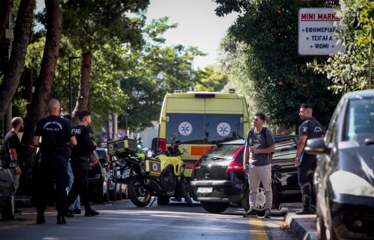 Αστυνομικοί και ασθενοφόρο στο σημείο της δολοφονίας στην Αγία Παρασκευή (φωτ.: EUROKINISSI/Σωτήρης Δημητρόπουλος)