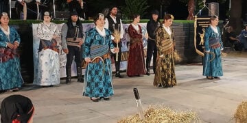Στιγμιότυπο από το δρώμενο για το θερισμό στην κεντρική πλατεία Αλμυρού (φωτ.: Δήμος Αλμυρού)
