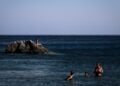 Τουρίστες απολαμβάνουν το μπάνιο τους στην Αμοργό (φωτ.: EUROKINISSI/Βασίλης Ρεμπάπης)
