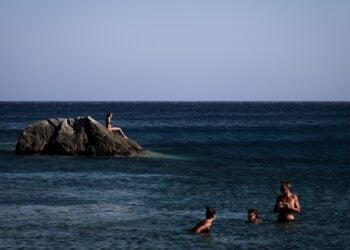 Τουρίστες απολαμβάνουν το μπάνιο τους στην Αμοργό (φωτ.: EUROKINISSI/Βασίλης Ρεμπάπης)