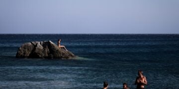 Τουρίστες απολαμβάνουν το μπάνιο τους στην Αμοργό (φωτ.: EUROKINISSI/Βασίλης Ρεμπάπης)