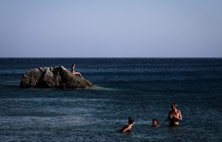 Τουρίστες απολαμβάνουν το μπάνιο τους στην Αμοργό (φωτ.: EUROKINISSI/Βασίλης Ρεμπάπης)