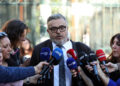 Ο δικηγόρος της οικογένειας της αδικοχαμένης Κυριακής Γρίβα, Γιάννης Απατζίδης κάνει δηλώσεις έξω από το Μικτό Ορκωτό Δικαστήριο (φωτ.: ΑΠΕ-ΜΠΕ / Γιώργος Βιτσαράς)
