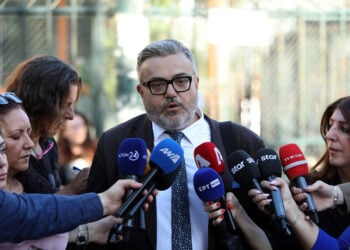 Ο δικηγόρος της οικογένειας της αδικοχαμένης Κυριακής Γρίβα, Γιάννης Απατζίδης κάνει δηλώσεις έξω από το Μικτό Ορκωτό Δικαστήριο (φωτ.: ΑΠΕ-ΜΠΕ / Γιώργος Βιτσαράς)