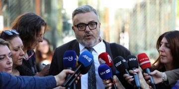 Ο δικηγόρος της οικογένειας της αδικοχαμένης Κυριακής Γρίβα, Γιάννης Απατζίδης κάνει δηλώσεις έξω από το Μικτό Ορκωτό Δικαστήριο (φωτ.: ΑΠΕ-ΜΠΕ / Γιώργος Βιτσαράς)