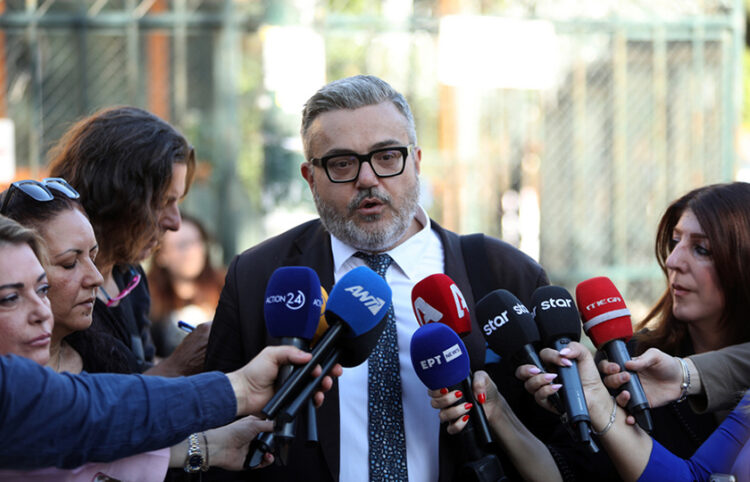 Ο δικηγόρος της οικογένειας της αδικοχαμένης Κυριακής Γρίβα, Γιάννης Απατζίδης κάνει δηλώσεις έξω από το Μικτό Ορκωτό Δικαστήριο (φωτ.: ΑΠΕ-ΜΠΕ / Γιώργος Βιτσαράς)