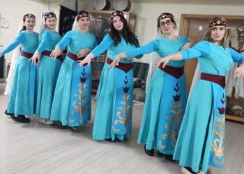 Μέλη του χορευτικού ομίλου της Αρμενικής κοινότητας Αλεξανδρούπολης (φωτ.: facebook/Λία Μεχραμπιάν)