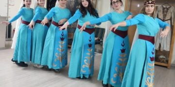Μέλη του χορευτικού ομίλου της Αρμενικής κοινότητας Αλεξανδρούπολης (φωτ.: facebook/Λία Μεχραμπιάν)