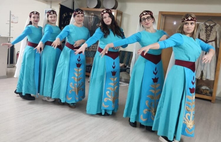 Μέλη του χορευτικού ομίλου της Αρμενικής κοινότητας Αλεξανδρούπολης (φωτ.: facebook/Λία Μεχραμπιάν)