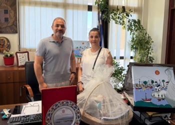 Με ανταλλαγή δώρων και ουσιαστική συζήτηση έγινε η συνάντηση με την τουρκική αντιπροσωπεία στο Δημοτικό Μέγαρο Νέας Αρτάκης (φωτ.: Facebook / Δημοτική Ενότητα Νέας Αρτάκης)