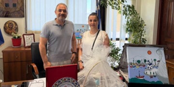 Με ανταλλαγή δώρων και ουσιαστική συζήτηση έγινε η συνάντηση με την τουρκική αντιπροσωπεία στο Δημοτικό Μέγαρο Νέας Αρτάκης (φωτ.: Facebook / Δημοτική Ενότητα Νέας Αρτάκης)