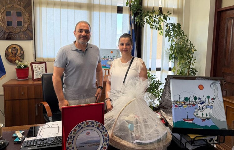 Με ανταλλαγή δώρων και ουσιαστική συζήτηση έγινε η συνάντηση με την τουρκική αντιπροσωπεία στο Δημοτικό Μέγαρο Νέας Αρτάκης (φωτ.: Facebook / Δημοτική Ενότητα Νέας Αρτάκης)