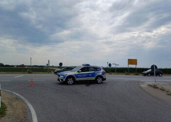 Η γερμανική αστυνομία εκτός από τη σιδηροδρομική γραμμή απέκλεισε και ένα τμήμα του αυτοκινητόδρομου Β8 (φωτ.: Bild / Bauer)