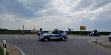 Η γερμανική αστυνομία εκτός από τη σιδηροδρομική γραμμή απέκλεισε και ένα τμήμα του αυτοκινητόδρομου Β8 (φωτ.: Bild / Bauer)