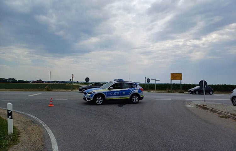 Η γερμανική αστυνομία εκτός από τη σιδηροδρομική γραμμή απέκλεισε και ένα τμήμα του αυτοκινητόδρομου Β8 (φωτ.: Bild / Bauer)