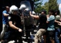 Αστυνομικές δυνάμεις συγκρούονται με φοιτητές που προσπάθησαν να κολλήσουν αφίσα στην κλούβα, κατά τη διάρκεια διαμαρτυρίας ενάντια στο νέο νομοσχέδιο για την Παιδεία (φωτ.: ΑΠΕ-ΜΠΕ / Γιάννης Κολεσίδης)