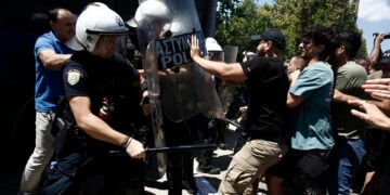 Αστυνομικές δυνάμεις συγκρούονται με φοιτητές που προσπάθησαν να κολλήσουν αφίσα στην κλούβα, κατά τη διάρκεια διαμαρτυρίας ενάντια στο νέο νομοσχέδιο για την Παιδεία (φωτ.: ΑΠΕ-ΜΠΕ / Γιάννης Κολεσίδης)