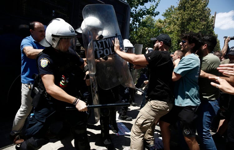 Αστυνομικές δυνάμεις συγκρούονται με φοιτητές που προσπάθησαν να κολλήσουν αφίσα στην κλούβα, κατά τη διάρκεια διαμαρτυρίας ενάντια στο νέο νομοσχέδιο για την Παιδεία (φωτ.: ΑΠΕ-ΜΠΕ / Γιάννης Κολεσίδης)