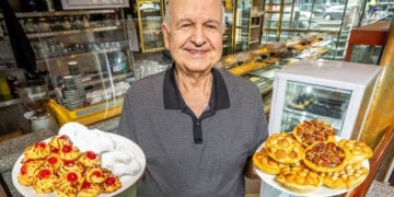 Ο Βασίλης Μπατζογιάννης με τα παραδοσιακά γλυκά του