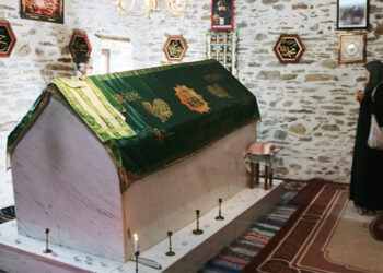 Η γυναίκα ανήκει στη θρησκευτική κοινότητα των Μπεκτασήδων-Αλεβιτών Μουσουλμάνων Θράκης (φωτ.: ΑΠΕ-ΜΠΕ)