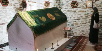 Η γυναίκα ανήκει στη θρησκευτική κοινότητα των Μπεκτασήδων-Αλεβιτών Μουσουλμάνων Θράκης (φωτ.: ΑΠΕ-ΜΠΕ)