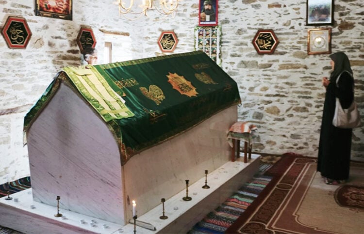 Η γυναίκα ανήκει στη θρησκευτική κοινότητα των Μπεκτασήδων-Αλεβιτών Μουσουλμάνων Θράκης (φωτ.: ΑΠΕ-ΜΠΕ)