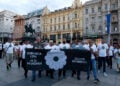 Πανό στην πορεία μνήμης για τα 30 χρόνια από τη σφαγή στη Σρεμπρένιτσα, η οποία αναγνωρίστηκε ως γενοκτονία (φωτ.: EPA / Antonio Bat)