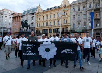 Πανό στην πορεία μνήμης για τα 30 χρόνια από τη σφαγή στη Σρεμπρένιτσα, η οποία αναγνωρίστηκε ως γενοκτονία (φωτ.: EPA / Antonio Bat)