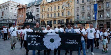 Πανό στην πορεία μνήμης για τα 30 χρόνια από τη σφαγή στη Σρεμπρένιτσα, η οποία αναγνωρίστηκε ως γενοκτονία (φωτ.: EPA / Antonio Bat)