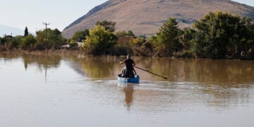 Μάχη με το νερό και τη λάσπη στον θεσσαλικό κάμπο, μετά το καταστροφικό κύμα κακοκαιρίας «Daniel» (φωτ.: EUROKINISSI / Γιώργος Κονταρίνης)