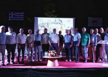 Οικογενειακή φωτογραφία από την εκδήλωση του δήμου Μετεώρων με τους ήρωες της ΕΛΔΥΚ (φωτ.: Δήμος Μετεώρων)