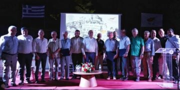 Οικογενειακή φωτογραφία από την εκδήλωση του δήμου Μετεώρων με τους ήρωες της ΕΛΔΥΚ (φωτ.: Δήμος Μετεώρων)