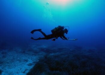 Δύτες ερευνούν αν υπήρχε συνοδός του παιδιού ο οποίος μπορεί επίσης να πνίγηκε (φωτ. αρχείου: Υπουργείο Πολιτισμού)