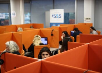 Εργαζόμενες στο τηλεφωνικό κέντρο του ΕΦΚΑ (φωτ. αρχείου: EUROKINISSI/Βασίλης Ρεμπάπης)