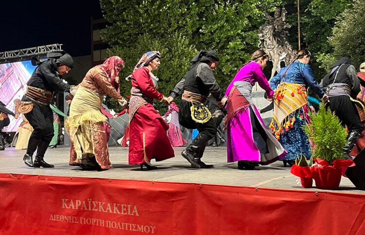 Το χορευτικό της Ευξείνου Λέσχης Αθηνών στα 57α Καραϊσκάκεια (φωτ.: Facebook / Εύξεινος Λέσχη Αθηνών)