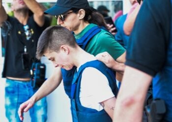 Η Ειρήνη Μουρτζούκου αποχωρεί από την ΓΑΔΑ συνοδεία ισχυρής αστυνομικής δύναμης (φωτ.: EUROKINISSI/Τατιάνα Μπόλαρη)