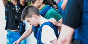 Η Ειρήνη Μουρτζούκου αποχωρεί από την ΓΑΔΑ συνοδεία ισχυρής αστυνομικής δύναμης (φωτ.: EUROKINISSI/Τατιάνα Μπόλαρη)