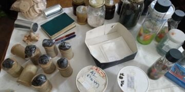 Ορισμένα από τις εκρηκτικές ύλες που βρέθηκαν στο σπίτι του 81χρονου (φωτ.: Ελληνική Αστυνομία)