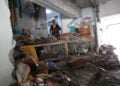 Η Σοφία Χατζηγεωργίου επιθεωρεί την τρύπα άνοιξε στη μεσοτοιχία του ημιώροφου διαμερίσματός της (φωτ.: EUROKINISSI / Ραφαήλ Γεωργιάδης)