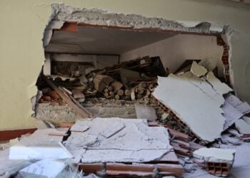 Εκτεταμένες ζημιές από την έκρηξη στους χώρους της πολυκατοικίας (φωτ.: EUROKINISSI/Ραφαήλ Γεωργιάδης)