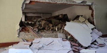 Εκτεταμένες ζημιές από την έκρηξη στους χώρους της πολυκατοικίας (φωτ.: EUROKINISSI/Ραφαήλ Γεωργιάδης)