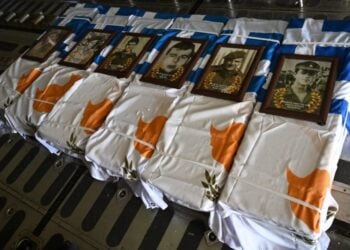 Σκεπασμένα με την ελληνική και την κυπριακή σημαία και τις φωτογραφίες των ηρώων τα κυτία με τα οστά τους (φωτ.: Υπουργείο Εθνικής Άμυνας)