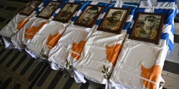 Σκεπασμένα με την ελληνική και την κυπριακή σημαία και τις φωτογραφίες των ηρώων τα κυτία με τα οστά τους (φωτ.: Υπουργείο Εθνικής Άμυνας)